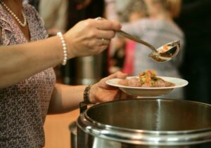 In actie komen en eten serveren aan Oekraïense vluchtelingen