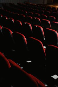 Lege stoelen in theater tijdens lockdown