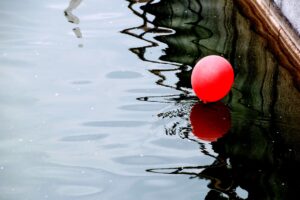 Verlies van ballon in het water