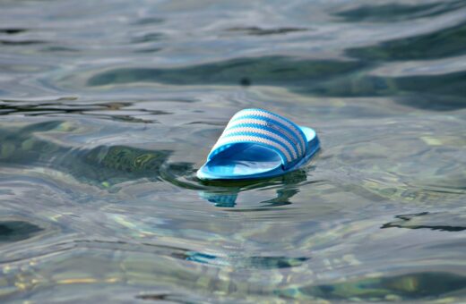 Verlies van slipper op het water